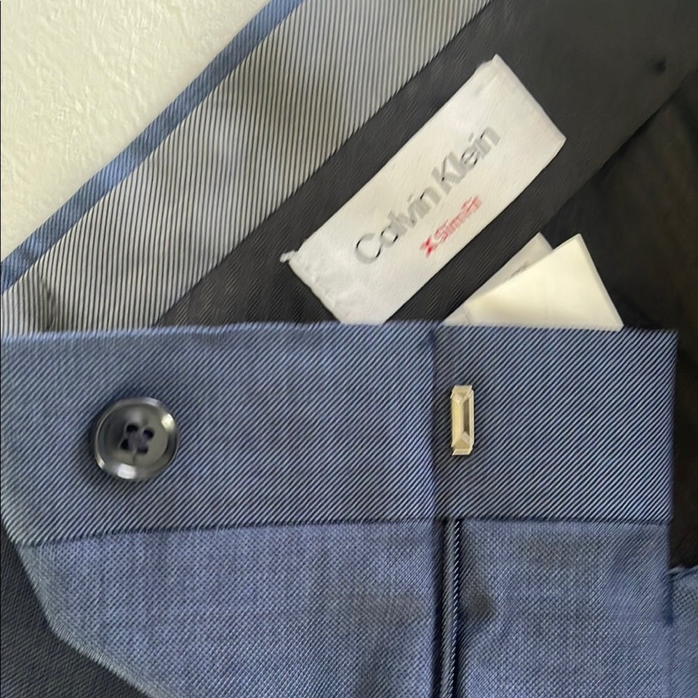 Calvin Klein Men's Blue Suit size 42R Slim Fit - 32/32