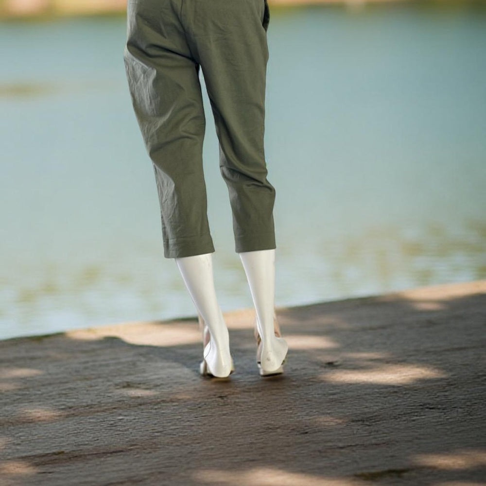 AttentionOlive Green Cropped Slim Fit Pants size 4
