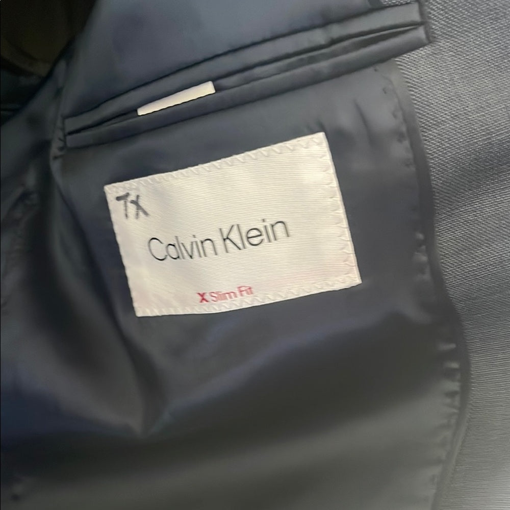 Calvin Klein Men's Blue Suit size 42R Slim Fit - 32/32