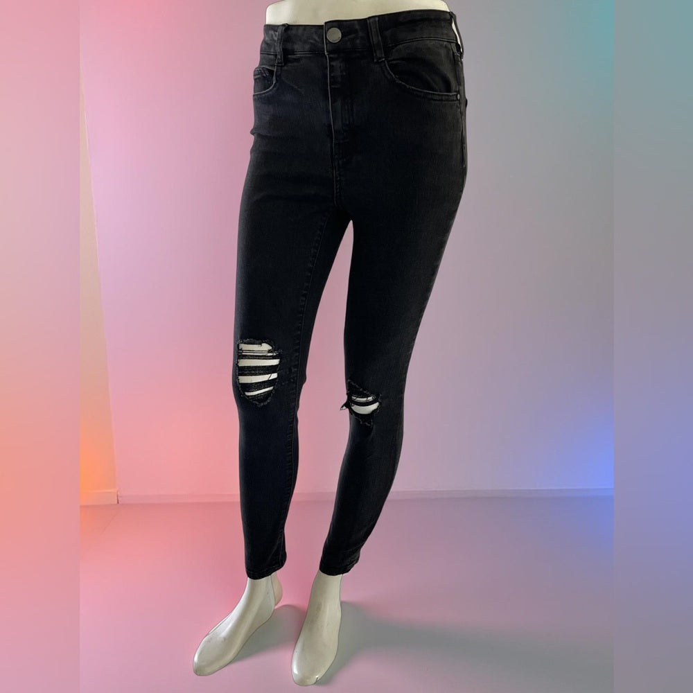 Refuge size 2 Women's Black Distressed Skinny Jeans