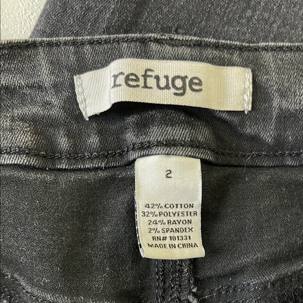 Refuge size 2 Women's Black Distressed Skinny Jeans