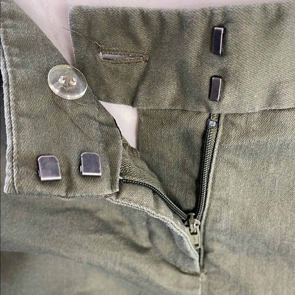 AttentionOlive Green Cropped Slim Fit Pants size 4