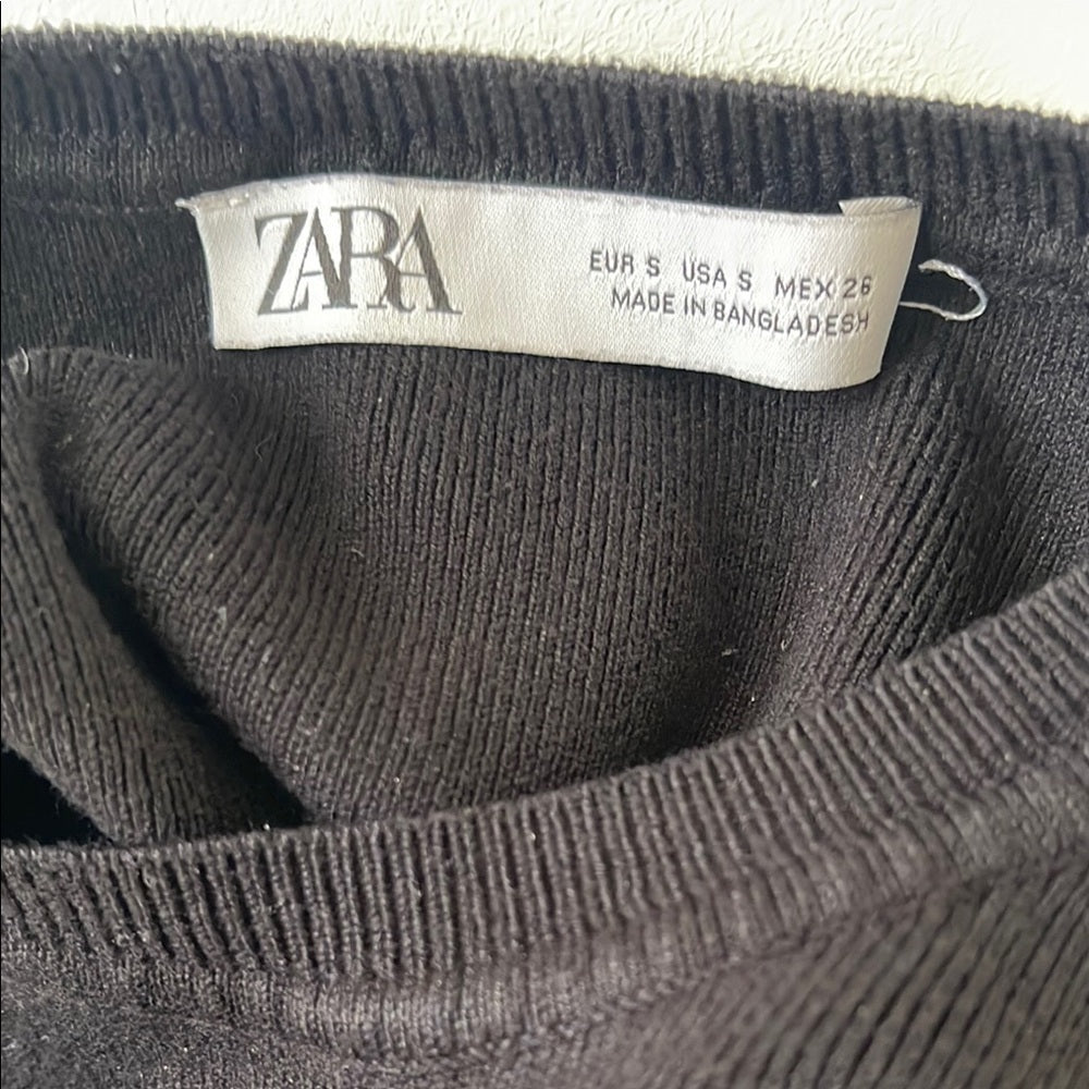 Black Sleeveless Crop Top